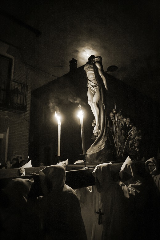 2 º PREMIO dotado con 150 €, trofeo y edición como cartel de la Presentación de la Semana Santa de Medina del Campo, a la fotografía presentada bajo el titulo LA LUZ QUE NOS ALUMBRA y bajo el lema POR LOS SIGLOS DE LOS SIGLOS “AMEN” de la que es autor D. ANGEL PEREZ GONZALEZ